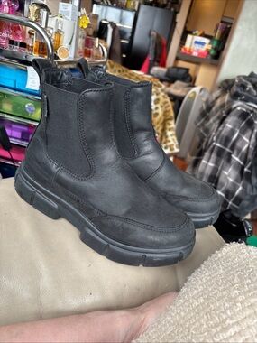 Sorel Women's Explorer Black Leather Chelsea Boots.  Size 6.5.  Hardly worn!